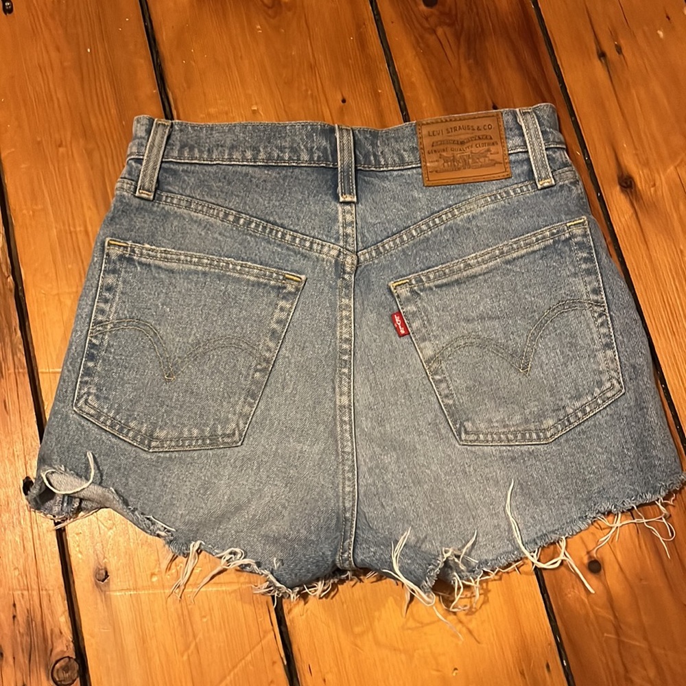 Levi’s Ribcage Shorts - Picture 2 of 6